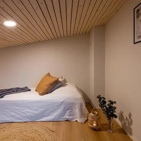 Suunnikas By Hilla Ylläsjärvi